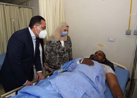 رئيس الوزراء يزور مصابي حادث القطارين في المستشفى الجامعي بسوهاج