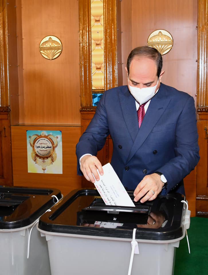 السيد الرئيس عبد الفتاح السيسي يدلي بصوته صباح اليوم في انتخابات مجلس النواب.