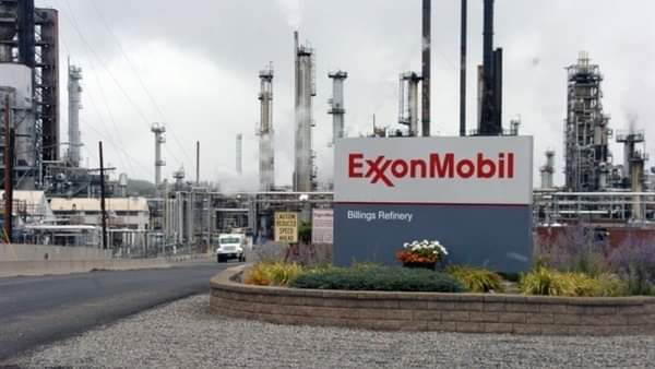 إكسون موبيل تخسر 610 ملايين دولار في الربع الأول بسبب تراجع أسعار النفط