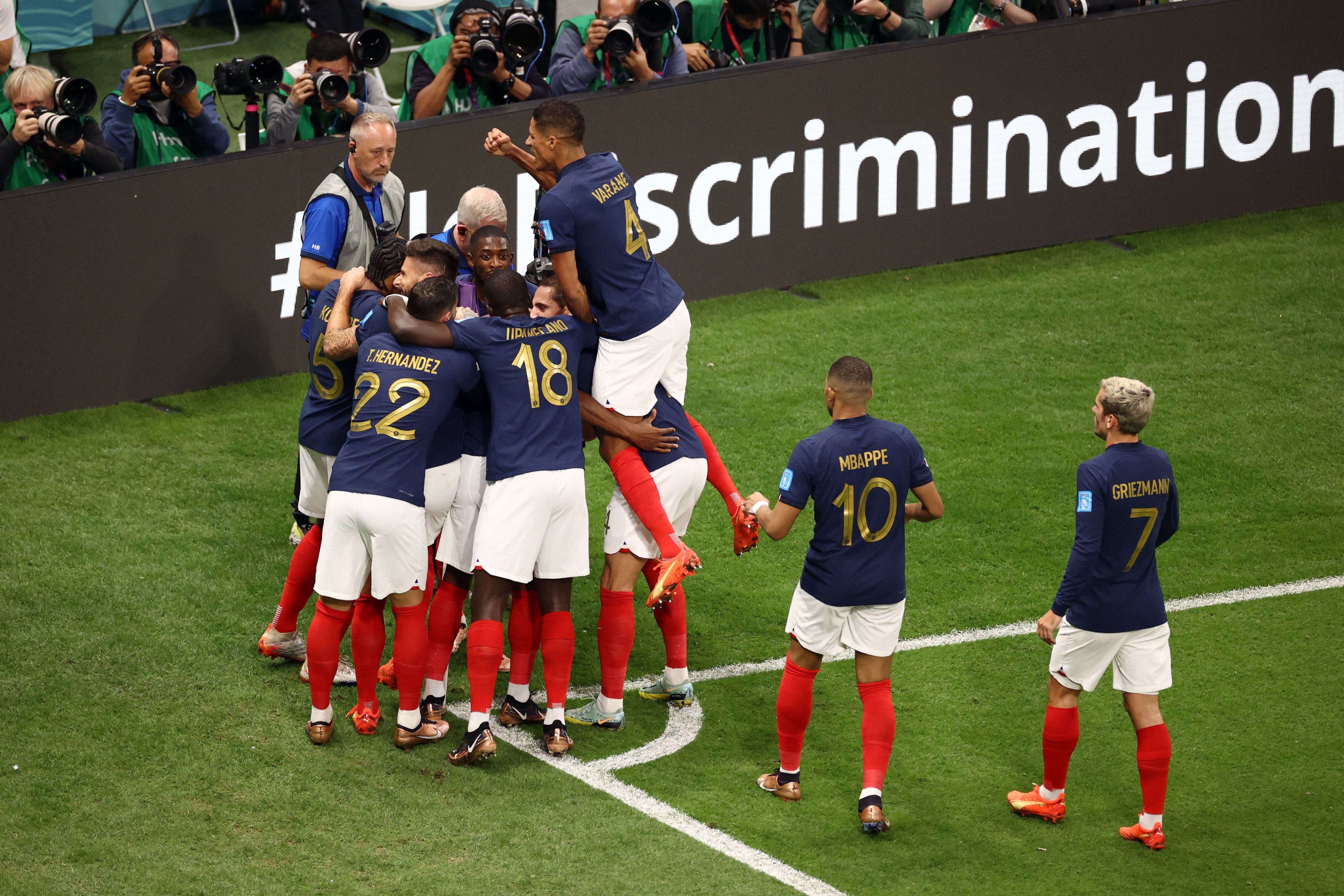 فرنسا تكتسح أنجلترا بثنائية وتتأهل ألي نصف نهائي كأس العالم قطر 2022 لمواجهة المغرب. 