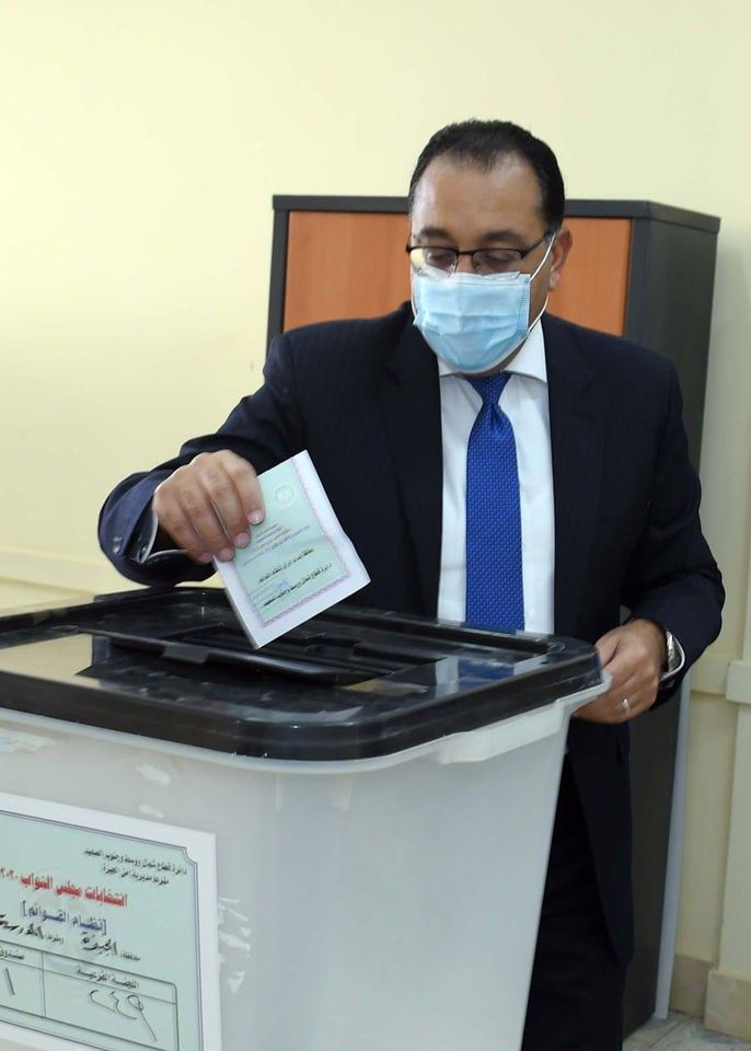 رئيس الوزراء يدلى بصوته في انتخابات مجلس النواب بالمدرسة المصرية اليابانية بالشيخ زايد   