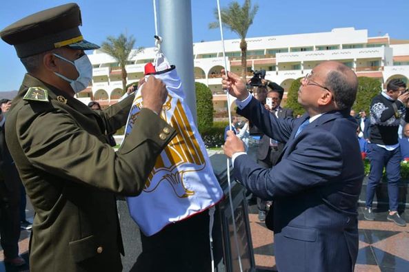 وزير التنمية المحلية يرفع العلم المصري على أرض طابا بمناسبة الاحتفال بالعيد القومي لجنوب سيناء