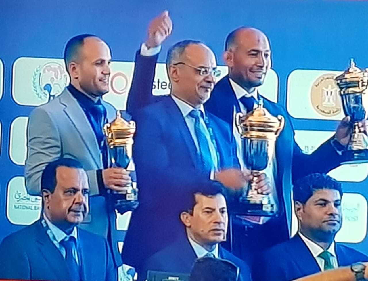 وزير الرياضة يسلم الرحاب كأس البطولة العربية للجودو بالعلمين.