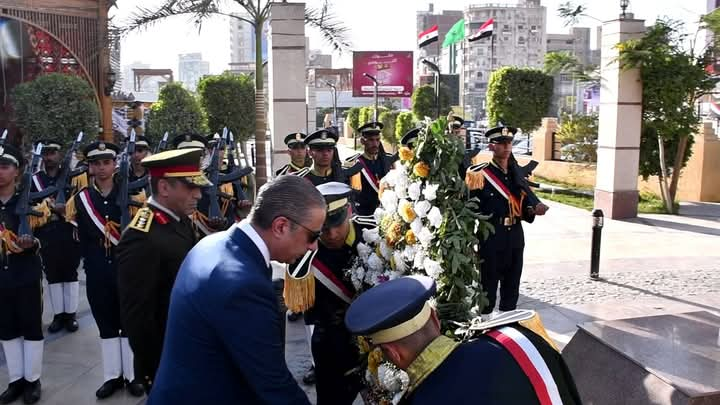 احتفالات محافظة الفيوم بعيدها القومي.. محافظ الفيوم يضع إكليلاً من الزهور على النصب التذكاري للشهداء بميدان قارون