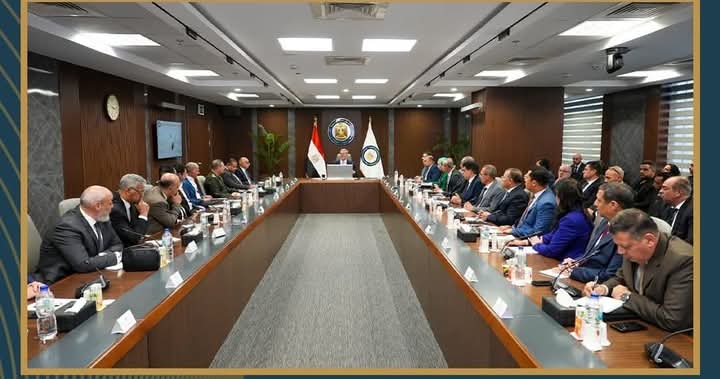 عقد المهندس كريم بدوي وزير البترول والثروة المعدنية اجتماعاً موسعاً مع مجموعة من رؤساء وممثلي الشركات العاملة في مختلف مجالات صناعة التعدين في مصر