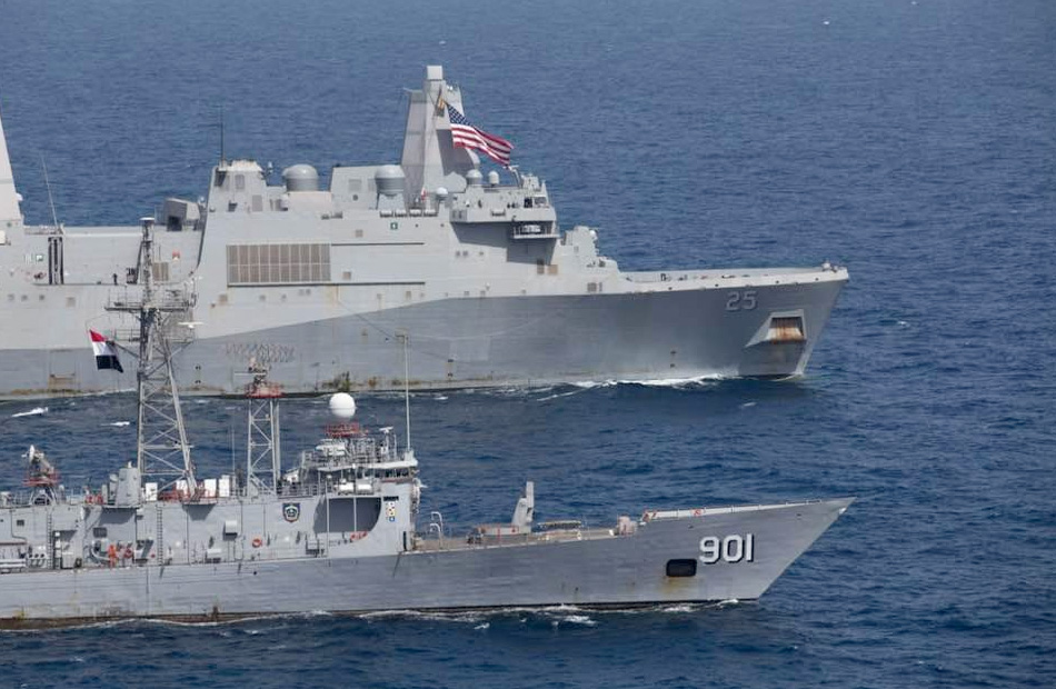 القوات البحرية المصرية والأمريكية تنفذان تدريبًا بحريًا عابرًا بالبحر الأحمر
