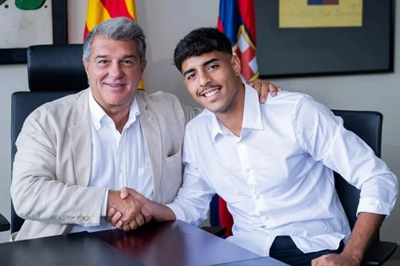 المغربي رياض يجدد رسمياً عقده مع برشلونة لموسمين.