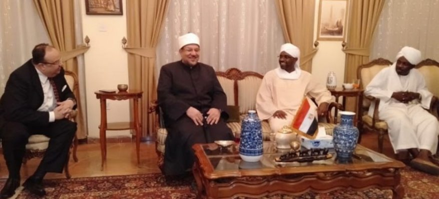 وزير الأوقاف يلتقي نظيره السوداني على عشاء عمل بمنزل السفير المصري بالخرطوم