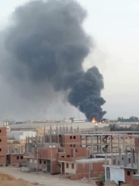 10 سيارات إطفاء لإخماد حريق هائل بمصنع بويات في مدينة السادات .فيديو وصور