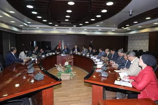 وزيرا النقل والتخطيط يتابعان الإجراءات الخاصة بتنفيذ توجيهات القيادة السياسية بتوطين صناعة الوحدات المتحركة للسكك الحديدية فى مصر.