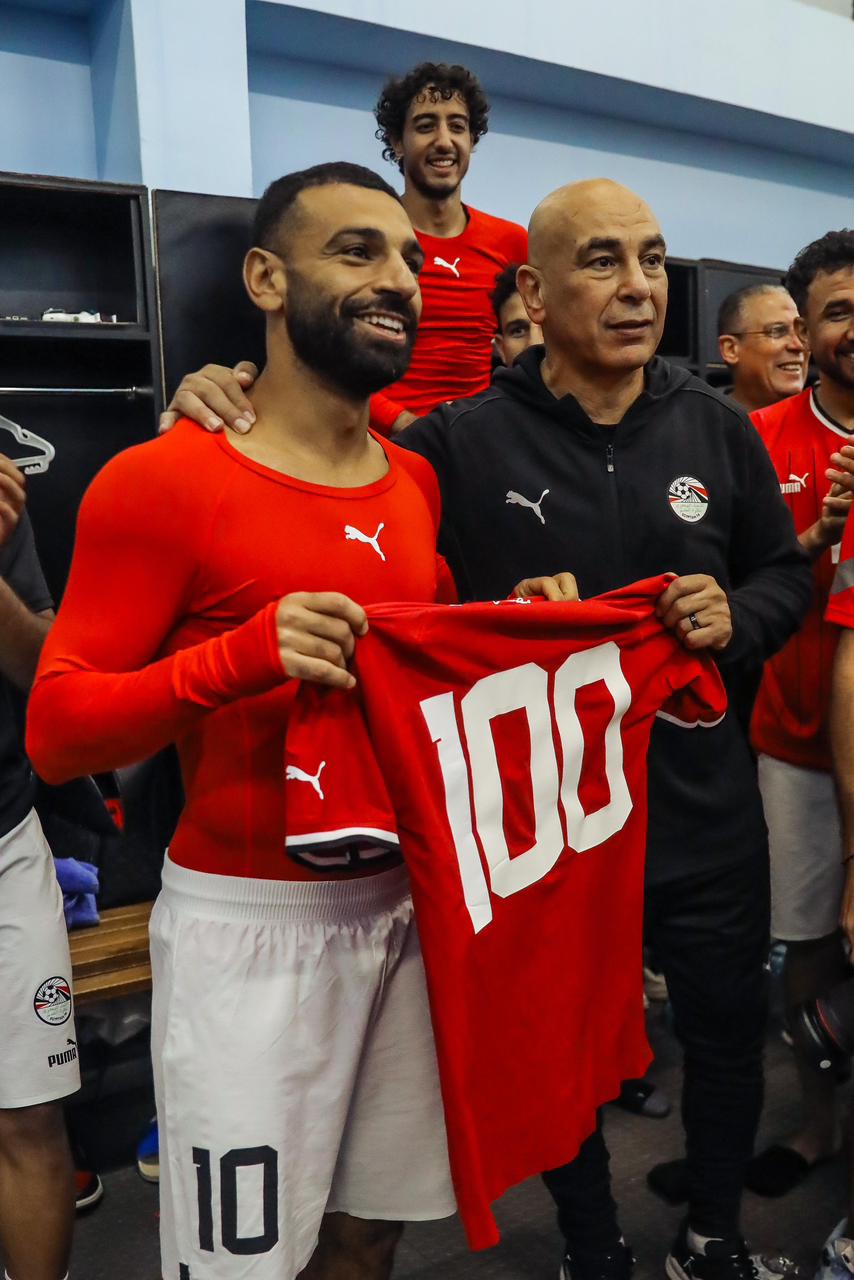 منتخب مصر يحتفل بوصول محمد صلاح للمباراة رقم 100.