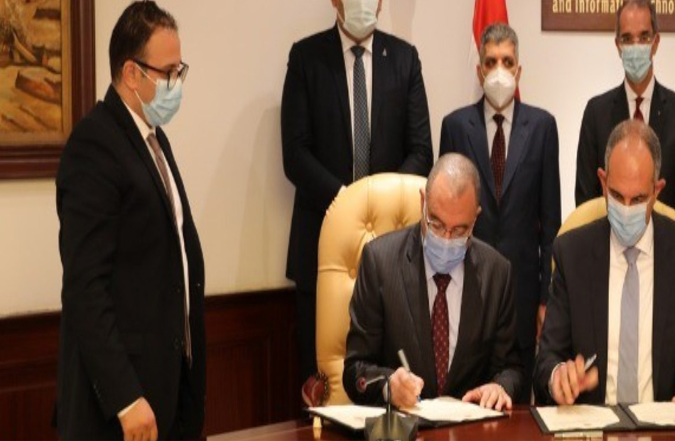 وزير الاتصالات ورئيس قناة السويس يشهدان توقيع اتفاق إنشاء مسار كابلات الإنترنت 