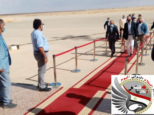 السفير الأمريكى بالقاهرة يزور حقل السلام بالصحراء الغربية برفقة ممثلى اباتشى ومسئولى خالدة