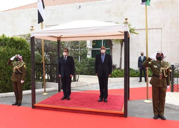 رئيس الوزراء يصل العاصمة الأردنية عمّان.. ومراسم استقبال رسمى وعزف النشيد الوطني لكلا البلدين بمقر مجلس الوزراء الأردنى