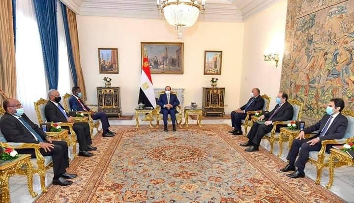 السيد الرئيس يؤكد أن موقف مصر تجاه السودان الشقيق ينبع من الترابط التاريخي بين شعبي وادي النيل، وهو الموقف الذي لم ولن يتغير تحت أي ظرف، وطالما مثل نهجاً ثابتاً للسياسة المصرية على مدار الزمن.