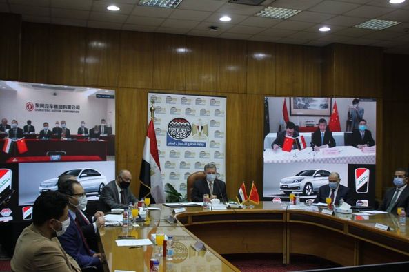 وزير قطاع الأعمال العام يشهد توقيع اتفاقية تصنيع السيارة 