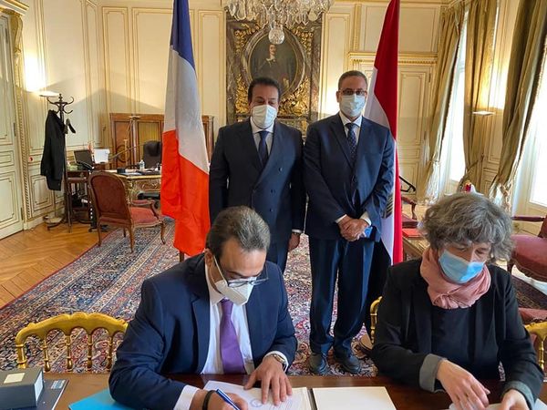 وزير التعليم العالي يشهد مراسم توقيع اتفاقية تعاون بين المجلس الأعلى للمستشفيات الجامعية والإدارة العامة لمستشفيات باريس