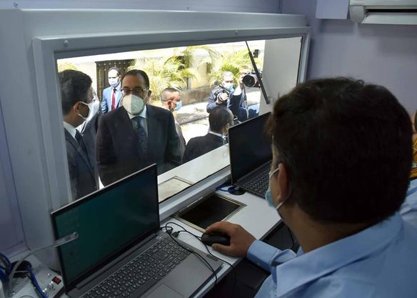 رئيس الوزراء يتفقد إحدى سيارات البريد المتنقلة مدبولى يشيد بالتجربة ودورها فى تيسير حصول المواطنين على الخدمات