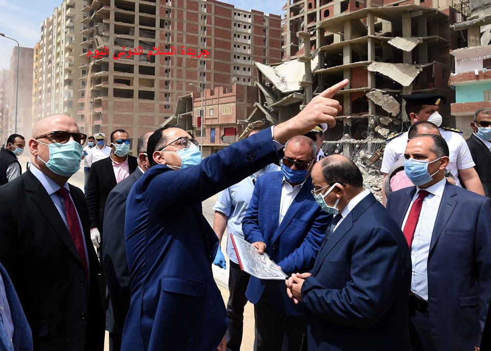 في طريقه لتفقد محور الفريق إبراهيم العرابي:  رئيس الوزراء يتوقف لمتابعة مشروع إنشاء 134 عمارة سكنية بديلة لسكان العشوائيات