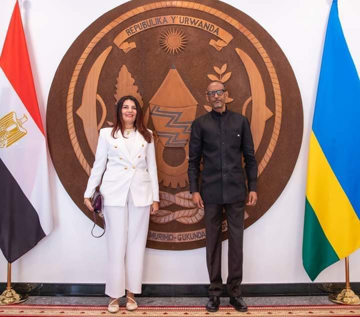 السفيرة المصرية في كيجالي تُقدم أوراق اعتمادها للرئيس الرواندي.