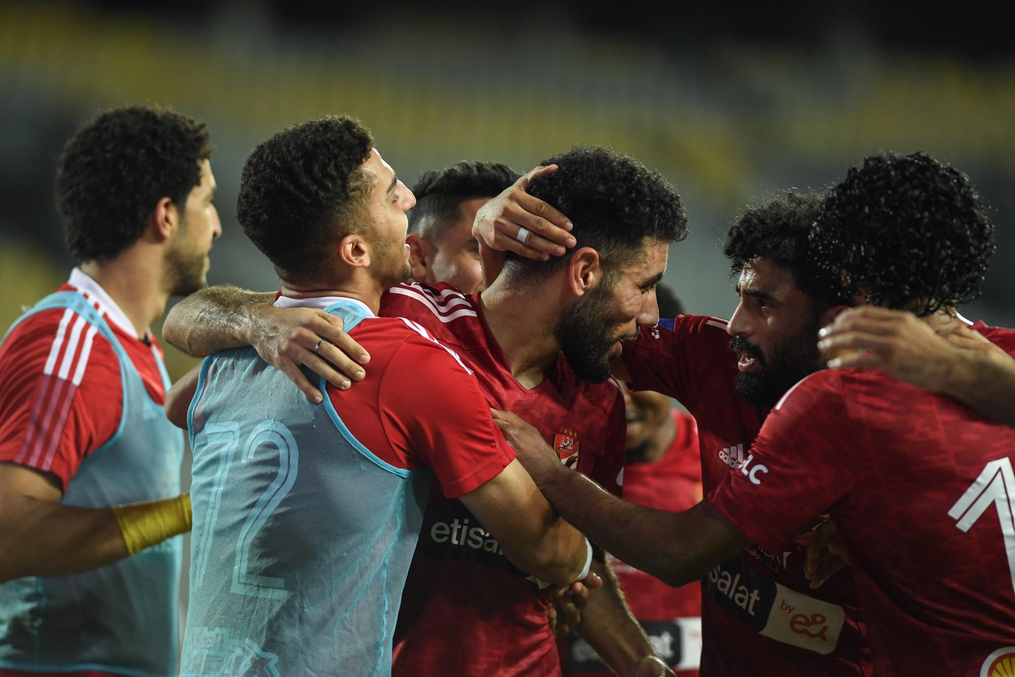 الأهلي يفوز بصعوبه بثنائية لهدف على المصري ويصعد لمواجهة إنبي في نصف النهائي.
