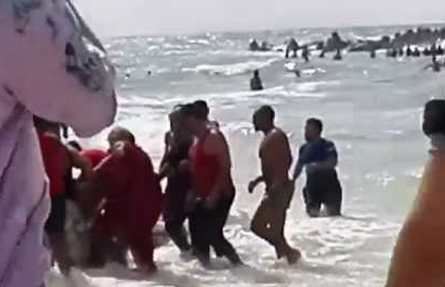 فرق الإنقاذ تنتشل جثة غريق من شاطئ النخيل بالإسكندرية والعدد يرتفع لـ 12 حالة