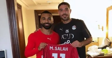 محمد صلاح يهدى قميص ليفربول لحمزة علاء فى معسكر المنتخب الوطني.