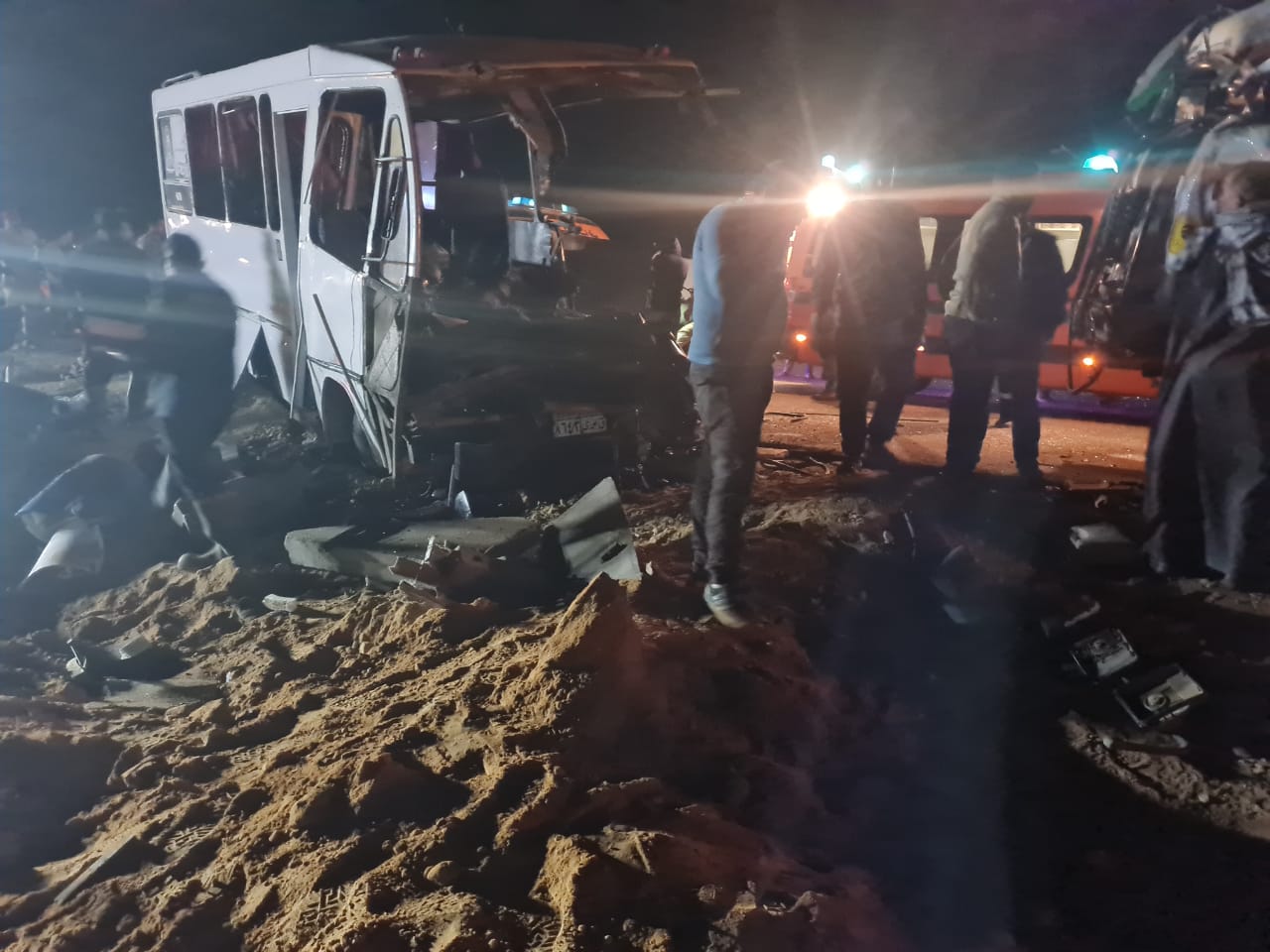       لقى 3 أشخاص مصرعهم وأصيب 23 آخرون في حادث تصادم بين أتوبيس ركاب مع شاحنة على طريق 