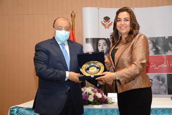 بمناسبة يوم المرأة المصرية : وزير التنمية المحلية يكرم محافظ دمياط و6 نائبات للمحافظين وقيادات نسائية محلية 
