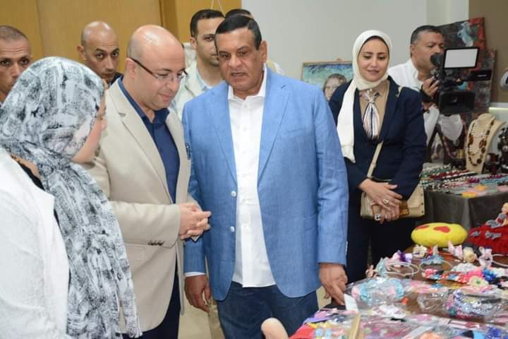 بقاعة ديوان عام المحافظة: وزير التنمية المحلية ومحافظ بني سويف يفتتحان معرض 