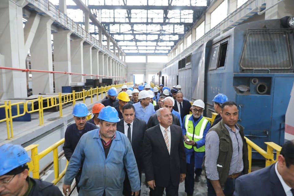  وزير النقل يتفقد أعمال عمرة وصيانة الجرارات بورش التبين للسكك الحديدية