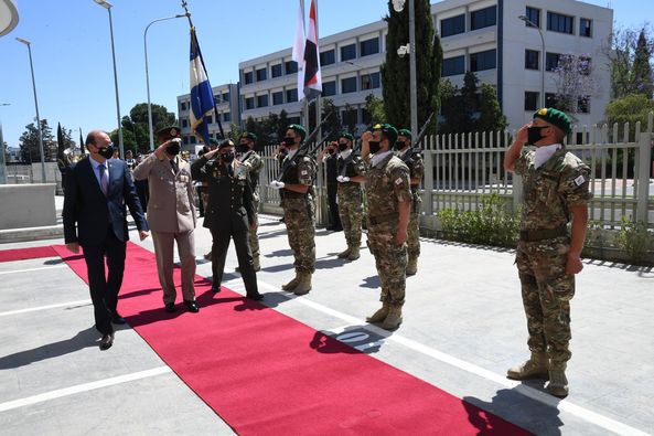 الفريق أول / محمد زكى القائد العام للقوات المسلحة وزير الدفاع والإنتاج الحربى يعود إلى أرض الوطن بعد إنتهاء زيارته الرسمية لجمهورية قبرص .