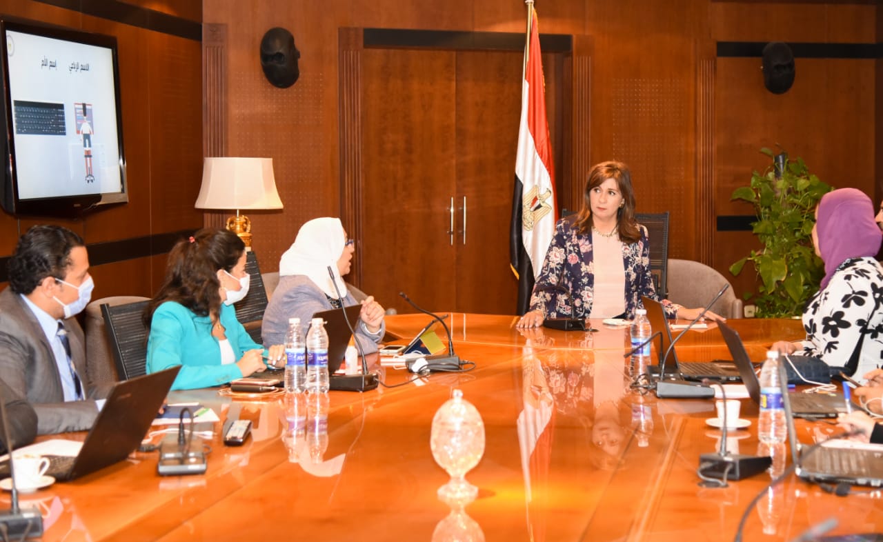 وزيرة الهجرة تتابع سير عمل غرفة عمليات متابعة انتخابات مجلس النواب للمصريين بالخارج في المرحلة الأولى