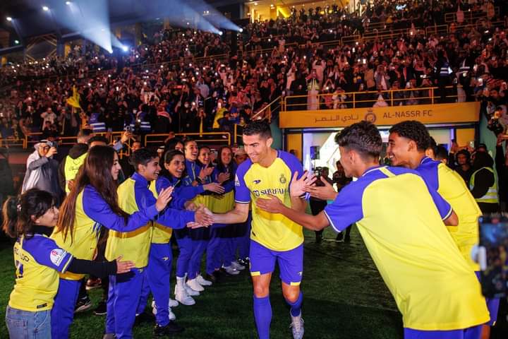 كريستيانو رونالدو يشارك فى التدريب الأول مع النصر بملعب مرسول بارك.