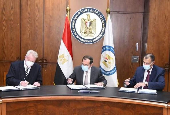 توقيع اتفاقيتين جديدتين  للبحث عن البترول وانتاجه في الصحراء الشرقية والغربية بإستثمارات 506 ملايين دولار  