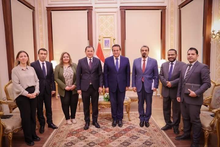 وزير الصحة يناقش مع سفير أوزبكستان تعميق التعاون بين البلدين في مكافحة الفيروسات الكبدية.