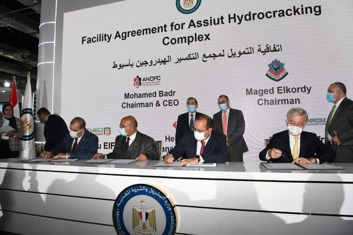 وزير البترول والثروة المعدنية يشهد توقيع عقد تمويل مجمع إنتاج السولار بأسيوط
