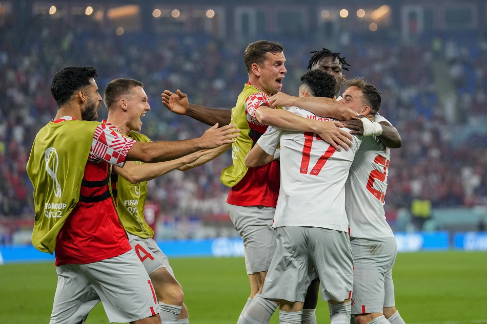 سويسرا تفوز علي صربيا بثلاثية مقابل هدفين وتتأهل برفقة البرازيل الي الدور ال 16 في كأس العالم قطر 2022.