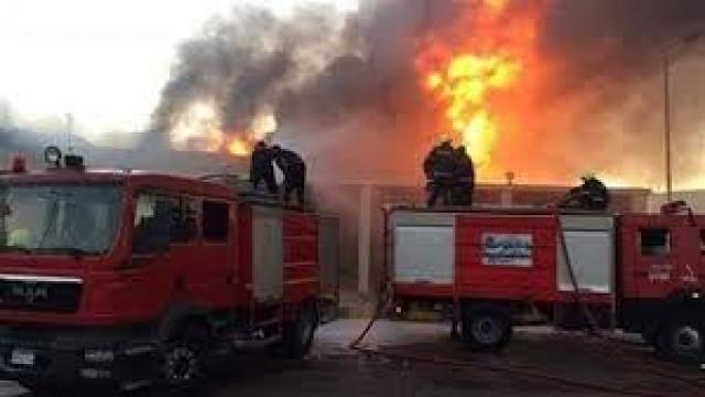 الحماية المدنية تدفع بـ 10 سيارات إطفاء للسيطرة على حريق المجمع الطبي بالزمالك.