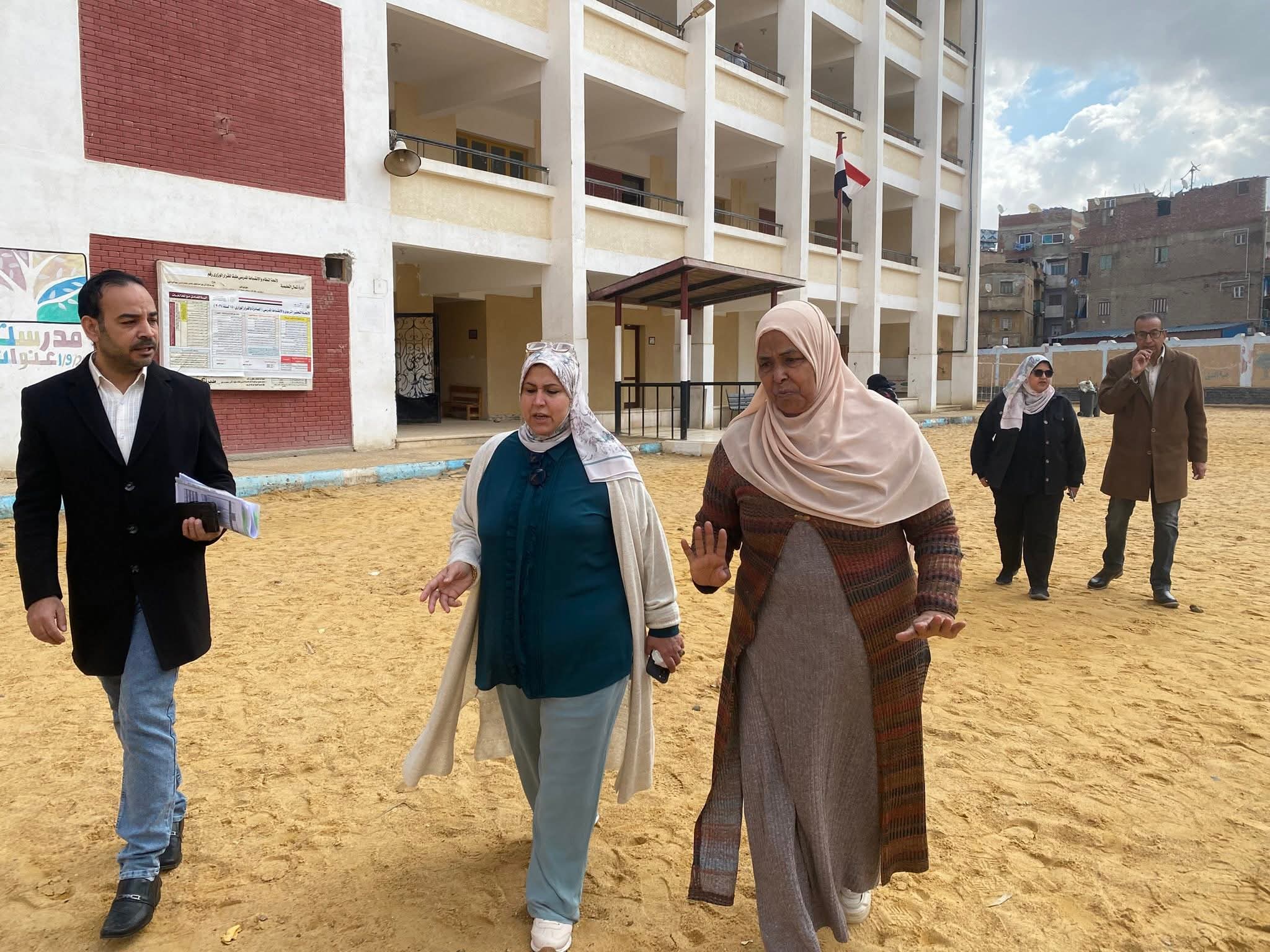 وكيل الوزارة تواصل الجولات المفاجئة وتشدد على الانضباط والحضور داخل مدارس السويس.