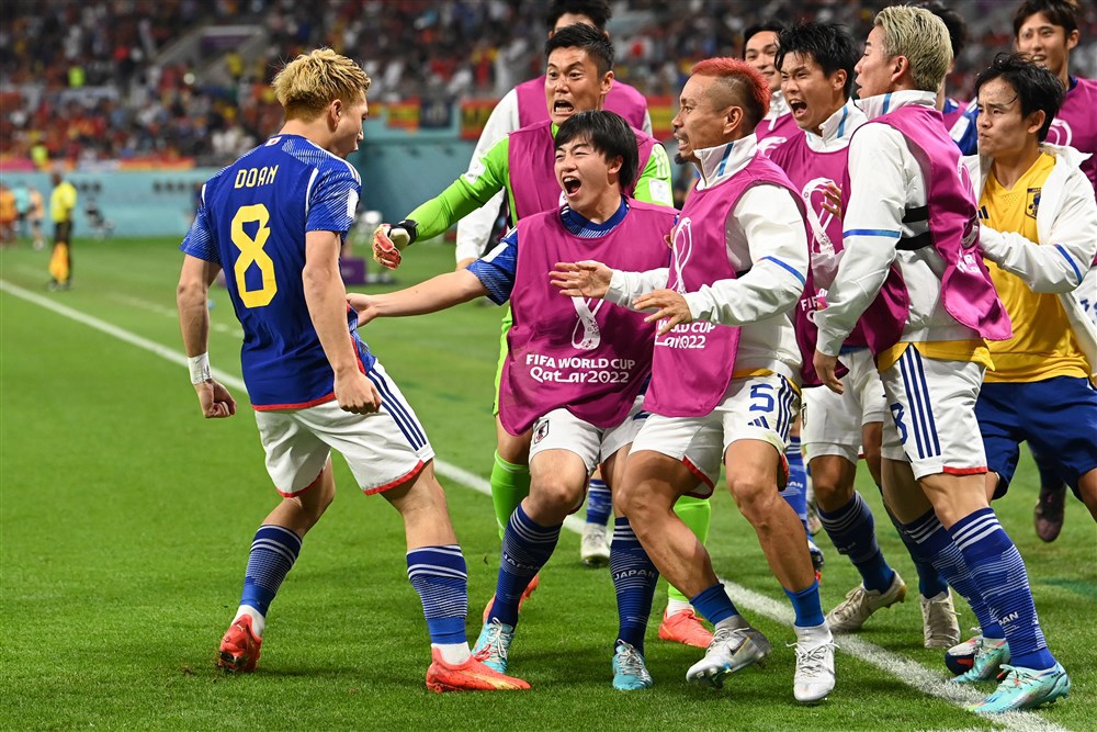 اليابان تكتسح أسبانيا وتتصدر مجموعتها وتتأهل ألي دور الـ16 في كأس العالم قطر 2022.