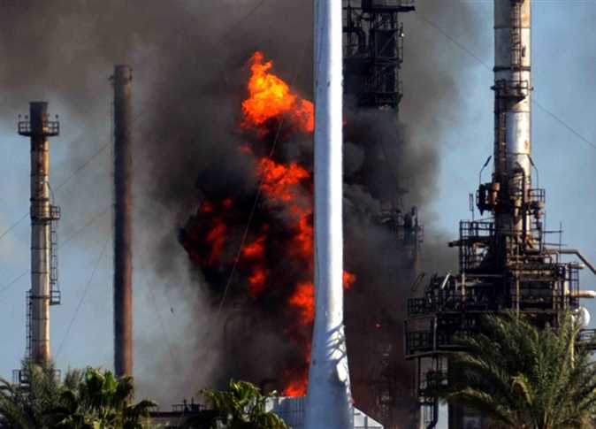 حريق هائل بإحدى شركات مجمع البترول بمنطقة مرغم غرب الإسكندرية