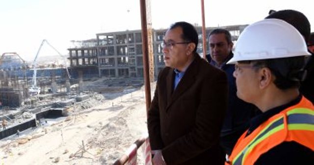 رئيس الوزراء يتفقد المشروعات بمدينة العبور الجديدة