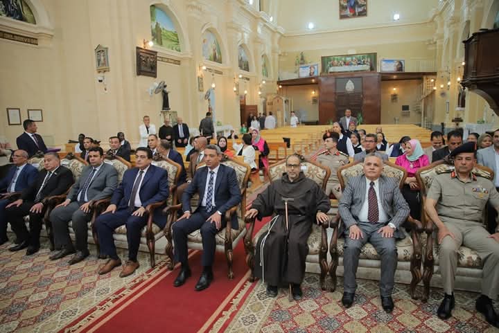 محافظ السويس والقيادات العسكرية والأمنية والتنفيذية والنواب وأهالي السويس يقدمون التهنئة للأخوة الأقباط بمناسبة عيد القيامة المجيد