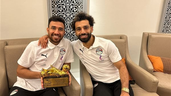 صلاح يهدي تريزيجيه جائزة أفضل لاعب بمباراة مصر وبلجيكا.