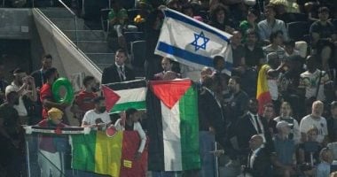علم فلسطين يحاصر إسرائيل ضد مالى فى أولمبياد باريس 2024.