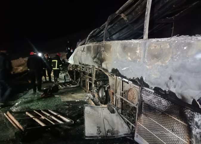 مصرع 12 وإصابة 4 في تصادم وتفحم أتوبيس وسيارة نقل على طريق أسيوط - البحر الأحمر 