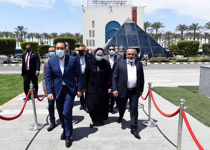 رئيس الوزراء يختتم زيارته لمدينة العاشر من رمضان بتفقد الأعمال الإنشائية لمصنع نفرتاري لإنتاج السجاد الميكانيكى التابع لـ