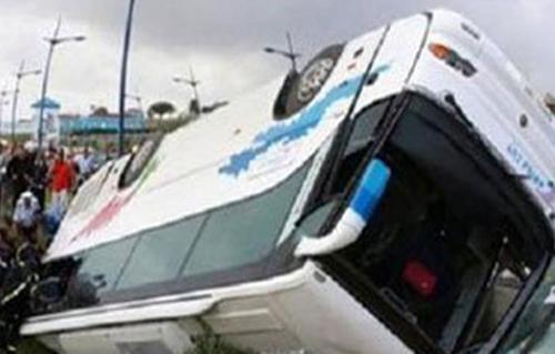 مصرع شخص وإصابة 36 آخرين في انقلاب أتوبيس نقل ركاب بالقصير