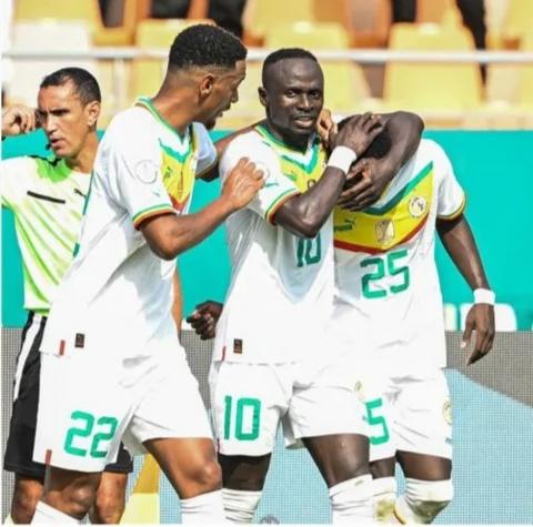 السنغال يكتسح غامبيا بثلاثية نظيفة في كأس الأمم الأفريقية.